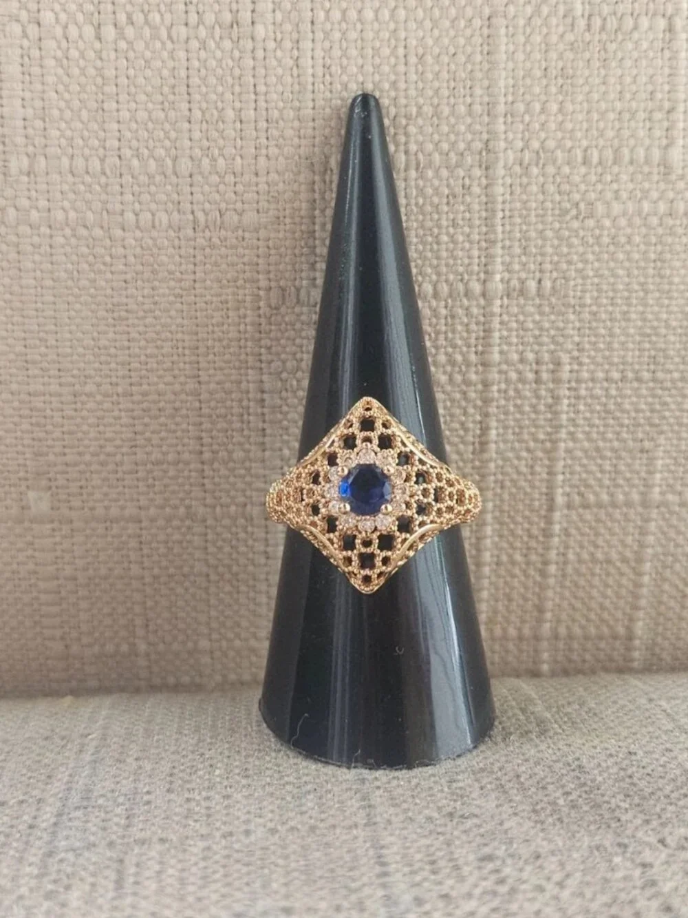 Women Ring Faux Blue Stone Centered Gold Tone Fashion Jewelry Size 8 New Unbrand - Picture 11 of 11